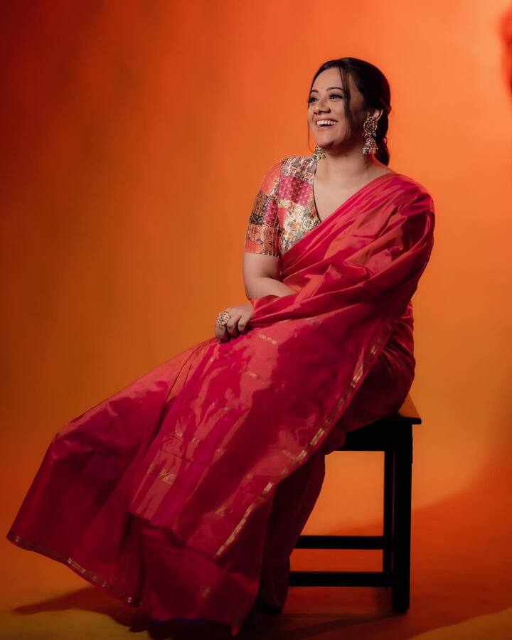 स्पृहानं नुकतेच तिची साडीतील काही सुंदर फोटो शेअर केलेत. ज्यात ती लाल रंगाच्या साडीमध्ये दिसतेय.(फोटो सौजन्य :spruhavarad/इंस्टाग्राम)