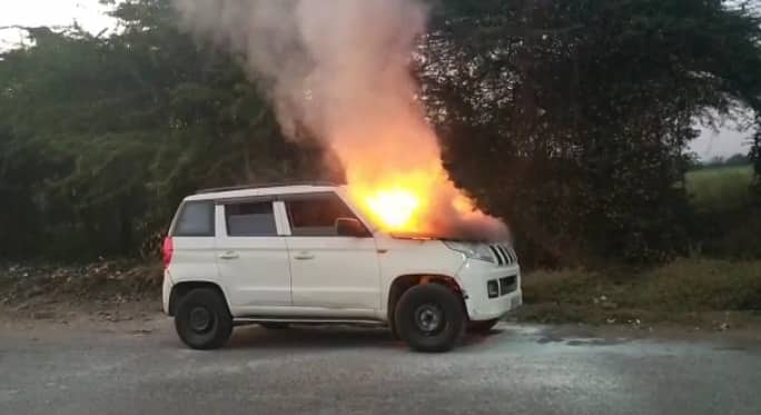 धावत्या महिंद्रा कंपनीच्या टीयुव्ही कारने अचानक पेट घेतला.