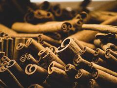 Cinnamon For Glowing Skin: दालचिनी त्वचेला जादुई चमक देते, या सोप्या टिप्स वापरून पाहा!