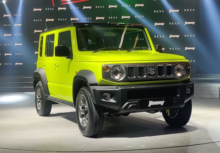 सबसे ज्यादा चर्चा सुर्खियां बटोरने वाली कारों में से एक, मारुति जिम्नी ने आखिरकार शो में फाइव डोर फॉर्म में अपनी शुरुआत की, जो अभी हमारे बाजार के लिए यूनिक है. जिम्नी 5-डोर के लिए भारत पहला बाजार है और ऑटो एक्सपो में इसकी बुकिंग भी शुरू हो गई. भारत में पेश की गयी 5-डोर जिम्नी के ग्लोबल स्तर पर बने 3-डोर वेरिएंट की तुलना में अधिक जगह है. जिम्नी 1.5 L पेट्रोल इंजन के साथ मेनुअल - ऑटोमेटिक और 4x4 में के साथ पेश की गयी है.