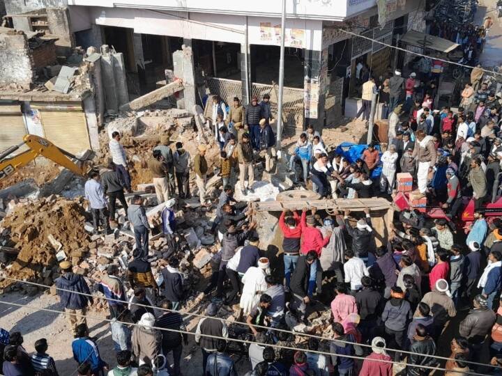 Rajasthan: नाली खोदते वक्त जेसीबी की टक्कर से मंदिर ढहा, एक महिला श्रद्धालु की मौत, बचाव कार्य जारी Karauli news Temple collapsed due to collision of JCB while digging drain ann Rajasthan: नाली खोदते वक्त जेसीबी की टक्कर से मंदिर ढहा, एक महिला श्रद्धालु की मौत, बचाव कार्य जारी