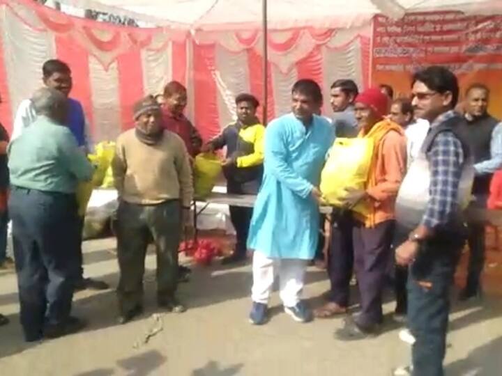 Chhattisgarh Manendragarh-Chirmiri-Bharatpur Municipal Corporation employees not get salary ANN Chhattisgarh: नगर निगम के गेट पर समाजसेवी ने खोली मुफ्त सब्जी और राशन की दुकान, वजह हैरान कर देगी