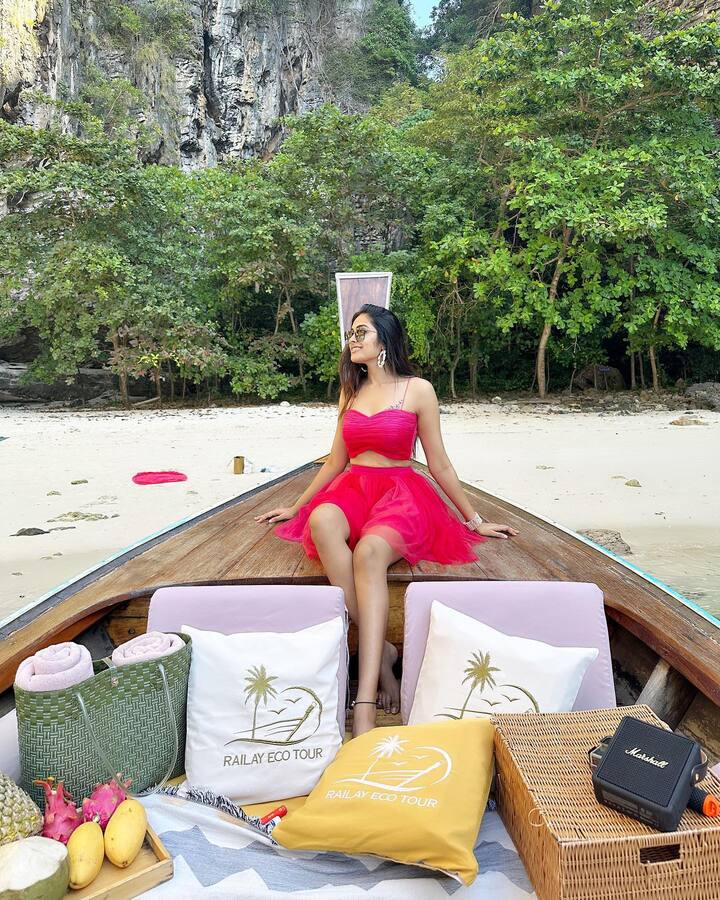 దివి నుంచి భువికి వచ్చిన అప్సరసలా ఉంది బిగ్ బాస్ దివి. -Image Credit: Divi Vadthya/Instagram