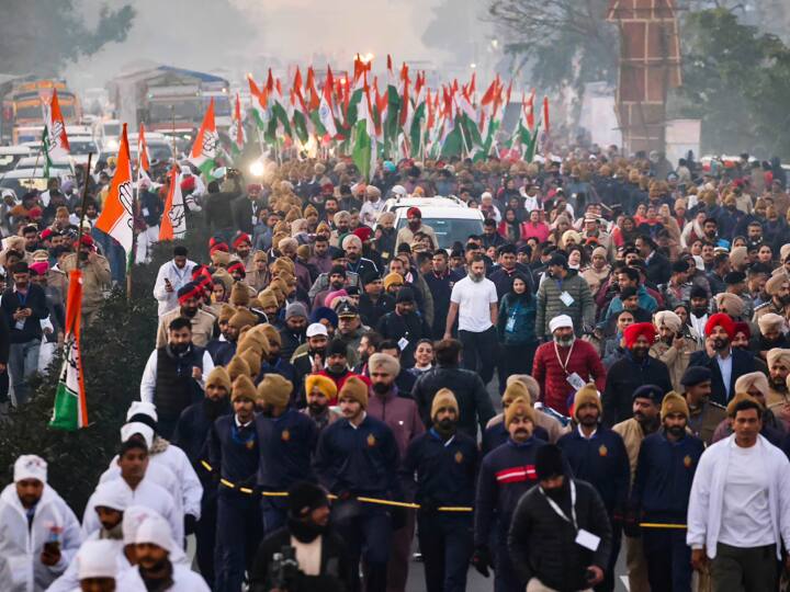 Rahul Gandhi Security Breach During Congress Bharat Jodo Yatra Hoshiarpur Punjab Bharat Jodo Yatra: राहुल गांधी की सुरक्षा में चूक! होशियारपुर में सुरक्षा घेरे को तोड़कर करीब पहुंचा शख्स, लगाया गले