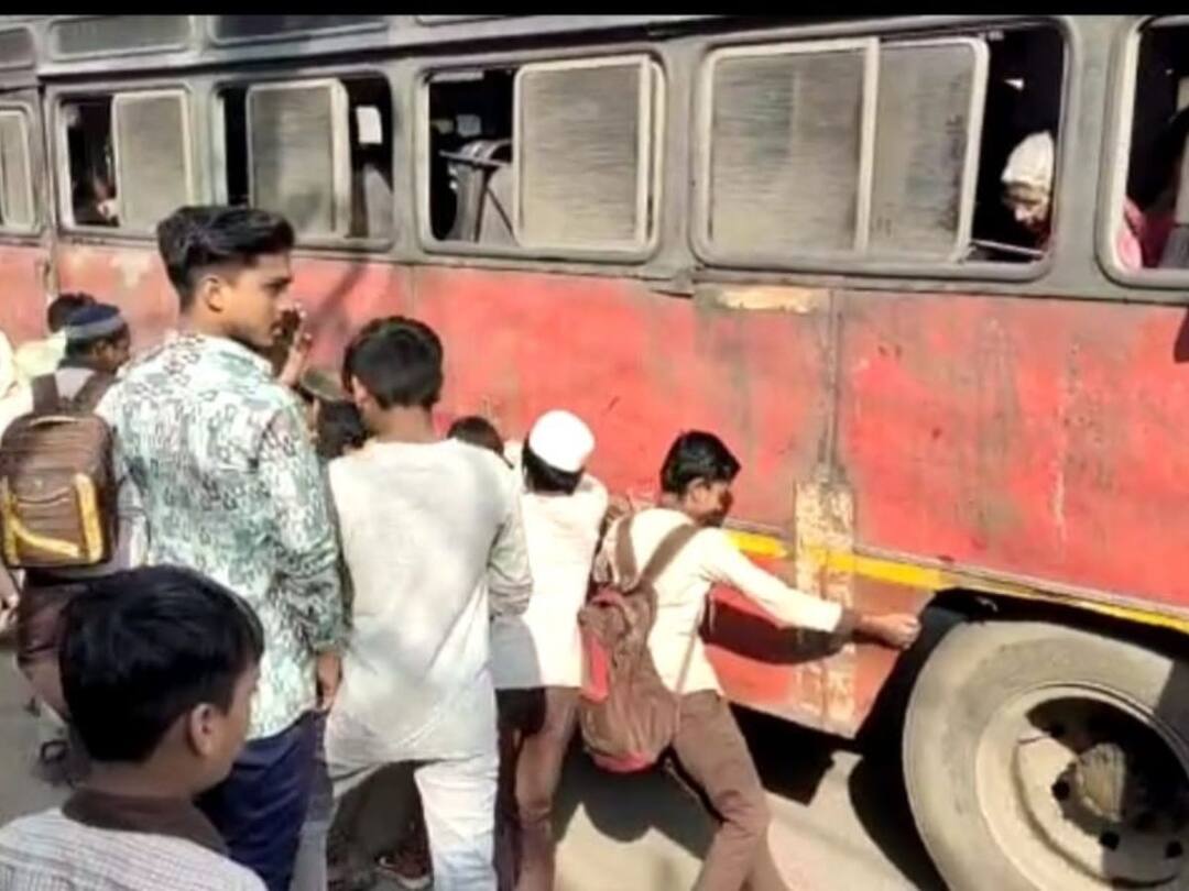 चिमुकल्या विद्यार्थ्यांचा बसला दे धक्का, धुळे-शिरपूर बस बिघाडामुळे प्रवाशांची गैरसोय dhule news update dhule shirpur bus closure caused inconvenience to students चिमुकल्या विद्यार्थ्यांचा बसला दे धक्का, धुळे-शिरपूर बस बिघाडामुळे प्रवाशांची गैरसोय