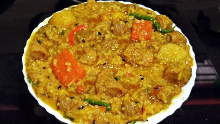 சோயா கிச்சடி ரெடி.  இதற்கு தொட்டுக் கொள்ள ஊறுகாய், அப்பளம் என்று எடுத்துக் கொள்ளலாம்.