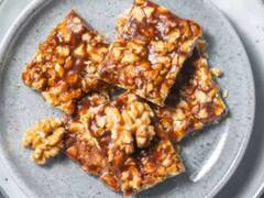 Walnut Chikki Recipe: सिर्फ मुंगफली की ही नहीं बल्कि अखरोट और गुड़ की चिक्की भी खाने में होती है शानदार, एक बार करें ट्राई