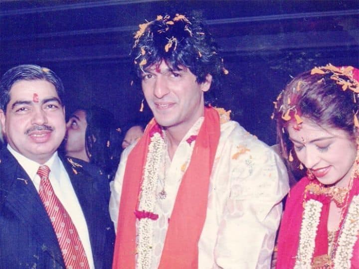 Chunky Panday Marriage Unseen Pics: हिंदी सिनेमा मशहूर एक्टर चंकी पांडे आज अपनी शादी की 25वीं सालगिरह सेलिब्रेट कर रहे हैं. ऐसे में आपके लिए उनकी शादी की कुछ अनसीन फोटो लेकर आए हैं.