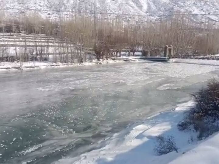 खूबसूरत लेकिन खतरनाक... -29.2°c में नदी-नाले सब जम गए, देखें लद्दाख का ये नजारा Ladakh Cold weather minimum tempreature Dras area ann खूबसूरत लेकिन खतरनाक... -29.2°c में नदी-नाले सब जम गए, देखें लद्दाख का ये नजारा