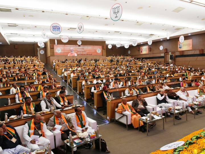 राजधानी स्थित नई दिल्ली नगरपालिका परिषद् (NDMC) के कन्वेंशन सेंटर में बीजेपी की दो दिवसीय कार्यकारिणी बैठक में रक्षा मंत्री राजनाथ सिंह ने नड्डा के कार्यकाल को विस्तार दिए जाने का प्रस्ताव रखा, जिसे सर्वसम्मति से पारित किया गया. इस प्रस्ताव को पेश किए जाने के दौरान प्रधानमंत्री नरेंद्र मोदी, स्वयं अमित शाह सहित पार्टी के करीब 350 वरिष्ठ नेता मौजूद थे. इनमें पार्टी शासित 12 राज्यों के मुख्यमंत्री व पांच उपमुख्यमंत्री तथा 35 केंद्रीय मंत्री भी शामिल हैं.