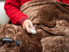 क्या आप ठंड से बचने के लिए करते हैं 'इलेक्ट्रिक कंबल' का इस्तेमाल? एक्सपर्ट से जानें ये कितना सेफ