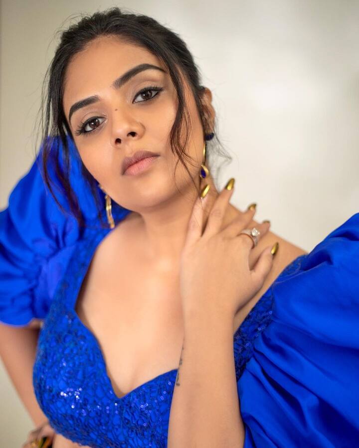 యాంకరింగ్ చేస్తూనే అందాల ఆరబోతలోనూ ముందుంటుంది. Image Credit: Sreemukhi/ Instagram