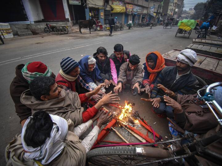 ठंड से बचने के लिए लोगों को अलाव का सहारा है.
