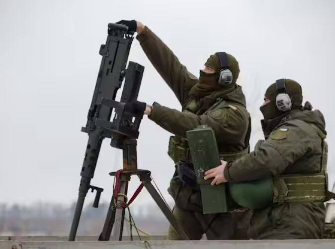 ਰੂਸੀ ਰੱਖਿਆ ਵਿਭਾਗ ਮੁਤਾਬਕ ਉਹ ਦੋਵੇਂ ਮੋਰਚਿਆਂ 'ਤੇ ਅੱਗੇ ਹੈ, ਜਦਕਿ ਯੂਕਰੇਨ ਦੇ ਰੱਖਿਆ ਵਿਭਾਗ ਦੇ ਦਾਅਵੇ ਇਸ ਦੇ ਉਲਟ ਹਨ। ਯੂਕਰੇਨ ਦਾ ਕਹਿਣਾ ਹੈ ਕਿ ਉਸ ਨੇ ਇਨ੍ਹਾਂ ਦੋਵਾਂ ਮੋਰਚਿਆਂ 'ਤੇ ਸਥਿਤੀ ਜਿਉਂ ਦੀ ਤਿਉਂ ਬਣਾਈ ਰੱਖੀ ਹੈ ਅਤੇ ਉਹ ਰੂਸੀ ਫ਼ੌਜਾਂ ਨੂੰ ਬਿਲਕੁਲ ਵੀ ਅੱਗੇ ਨਹੀਂ ਵਧਣ ਦੇ ਰਿਹਾ ਹੈ।