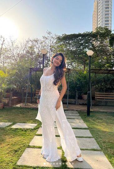 ਚਿੱਟੇ ਸੂਟ 'ਚ ਦੇਖਣ ਨੂੰ ਮਿਲਿਆ ਅਨੁਸ਼ਕਾ ਸੇਨ ਦਾ ਕੂਲ ਸਵੈਗ