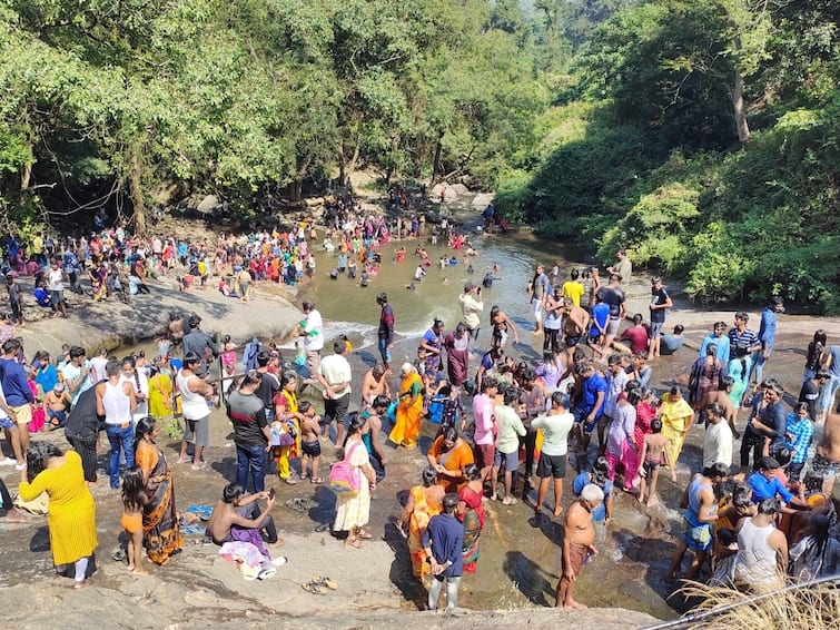 A large number of tourists bathed in Coimbatore kutralam ahead of kanum Pongal TNN காணும் பொங்கல் கொண்டாட்டம் ; கோவை குற்றாலத்தில் குவிந்த சுற்றுலா பயணிகள்