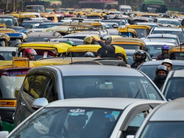 Delhi: गणतंत्र दिवस की तैयारियों का असर, भारी जाम में रेंगती दिखी गाड़ियां, आगे भी रहें सावधान Traffic Jam travelers face difficulties during heavy jam in Delhi Delhi: गणतंत्र दिवस की तैयारियों का असर, भारी जाम में रेंगती दिखी गाड़ियां, आगे भी रहें सावधान