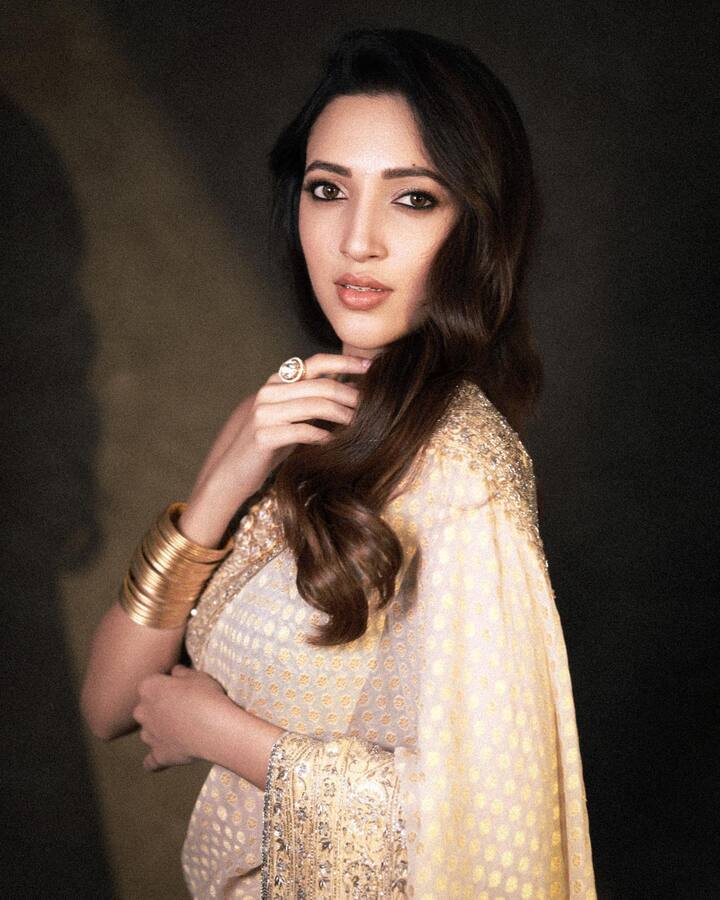 అందమైన చీరలో మరింత అందంగా ఉంది నేహా శెట్టి.  -Image Credit: Neha Shetty/Instagram