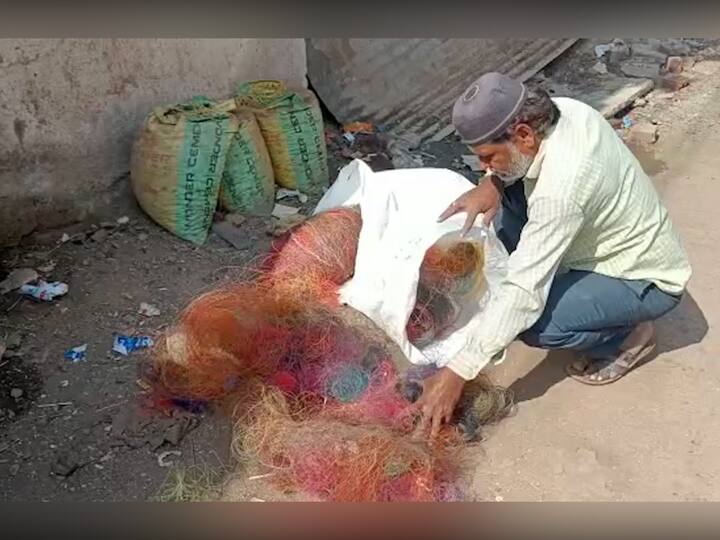 नायलॉन मांजामुळे पशू-पक्ष्यांसह माणसांना कोणतीही इजा होऊ नये यासाठी नंदुरबारातील युसूफ खान  यांनी मकरसंक्रांतीच्या दिवशी  शहरात फिरून तब्बल 100 किलो मांजा गोळा केला.