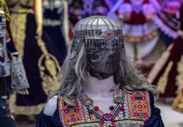afghanistan taliban new rules Kabul mannequins are hooded and masked under Taliban rule Taliban New Rules : तालिबान को बर्दाश्त नहीं दुकानों पर पुतले, लगाया बैन तो दुकानदारों ने ढंका चेहरा