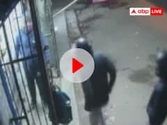 Watch: दिल्ली के शास्त्री पार्क इलाके में मनी ट्रांसफर के दुकानदार से लूट, सामने आया घटना का वीडियो