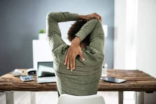 Health Tips : एका जागी बसून काम करताय? मग 'हे' वाचाच; अनेक आजारांना आमंत्रण