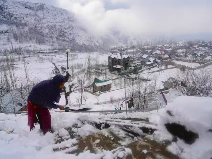 कश्मीर की खूबसूरती को देखते हुए इसे भारत का स्विट्जरलैंड भी कहा जाता है. भारी बर्फबारी होने के कारण सर्दी का प्रकोप इस कदर बढ़ गया है कि लोग बाहर जाने से पहले सोच रहे हैं.
