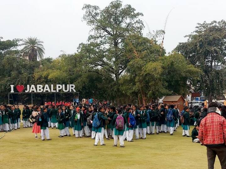 चम्बल संभाग के साथ उमरिया, रतलाम, रायसेन, राजगढ़, सागर, छत्तरपुर, टीकमगढ़, निवाड़ी, ग्वालियर और दतिया जिलों में आज शीत लहर चलेगी. धार, इंदौर, जबलपुर और छत्तरपुर जिलों में दिन में भी ठंड महसूस की जाएगी. इसके साथ ही चम्बल संभाग, उमरिया, छत्तरपुर, राजगढ़, ग्वालियर और दतिया जिलों में पाला गिरेगा.