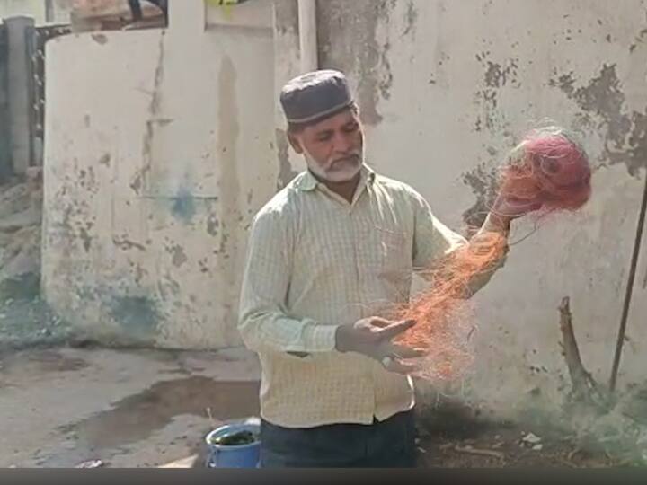 नायलॉन मांजामुळे पशू-पक्ष्यांसह माणसांना कोणतीही इजा होऊ नये यासाठी नंदुरबारातील युसूफ खान यांनी मकरसंक्रांतीच्या दिवशी शहरात फिरून तब्बल 100 किलो मांजा गोळा केला.