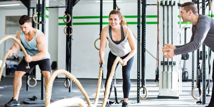 क्रॉसफिट: क्रॉसफिट को सही तरीके से करना एक अलग तरह का चैलेंज होता है. इसे ऐडवांस वर्जन माना जाता है. इसके बेहतर तरीके से करने के लिए, बेहतर स्टेमिना और मजबूत मसल्स की जरूरत होती है. वजन कम करने के लिए इसके बजाय फंक्शनल ट्रेनिंग का ऑप्शन चुना जाना चाहिए.