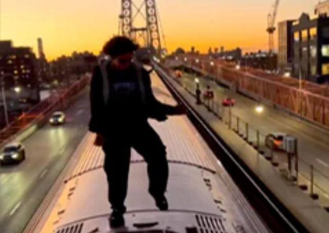 two people were seen dancing on top of a moving train shocking video goes viral Shocking Video: ਚੱਲਦੀ ਟਰੇਨ ਦੀ ਛੱਤ 'ਤੇ ਡਾਂਸ ਕਰਦੇ ਦਿਖੇ 2 ਵਿਅਕਤੀ, ਵੀਡੀਓ ਦੇਖ ਯੂਜ਼ਰਸ ਹੋਏ ਹੈਰਾਨ