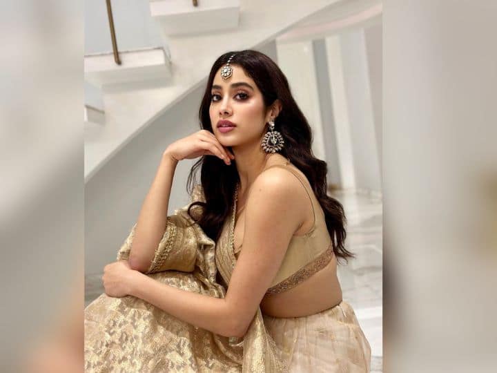 Janhvi Kapoor Photos: बॉलीवुड एक्ट्रेस जाह्नवी कपूर अपने एथनिक लुक से सोशल मीडिया पर छा जाती हैं. हाल ही में उन्होनें अपने इंस्टाग्राम पर तस्वीरें शेयर की हैं, जिनमें वह कमाल की लग रही हैं.