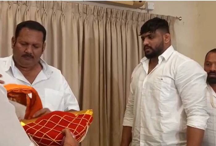 “शिवराजला मानलं पाहिजे. त्याने स्वत:च्या शरीरावर खूष कष्ट घेतले आहेत. त्यामुळे महाराष्ट्र केसरीचा किताब त्याला मिळाला” असं उदयनराजे म्हणाले.