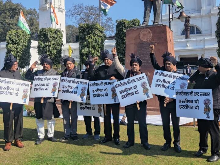 Delhi Assembly Session: विधानसभा में काले कपड़े पहनकर पहुंचे बीजेपी विधायक, मांगा CM केजरीवाल का इस्तीफा Delhi Assembly Session Arvind Kejriwal resignation demanded by BJP MLA come in black clothes Delhi Assembly Session: विधानसभा में काले कपड़े पहनकर पहुंचे बीजेपी विधायक, मांगा CM केजरीवाल का इस्तीफा