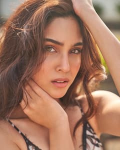 PHOTO: भगव्या रंगाची बिकिनी अन् ब्लेझर; शर्वरी वाघच्या नव्या लूकची चर्चा!