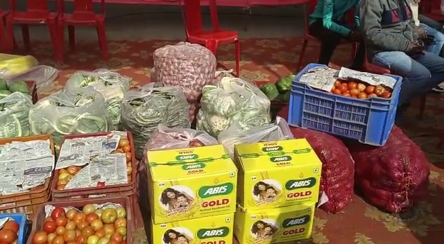 Chhattisgarh: नगर निगम के गेट पर समाजसेवी ने खोली मुफ्त सब्जी और राशन की दुकान, वजह हैरान कर देगी