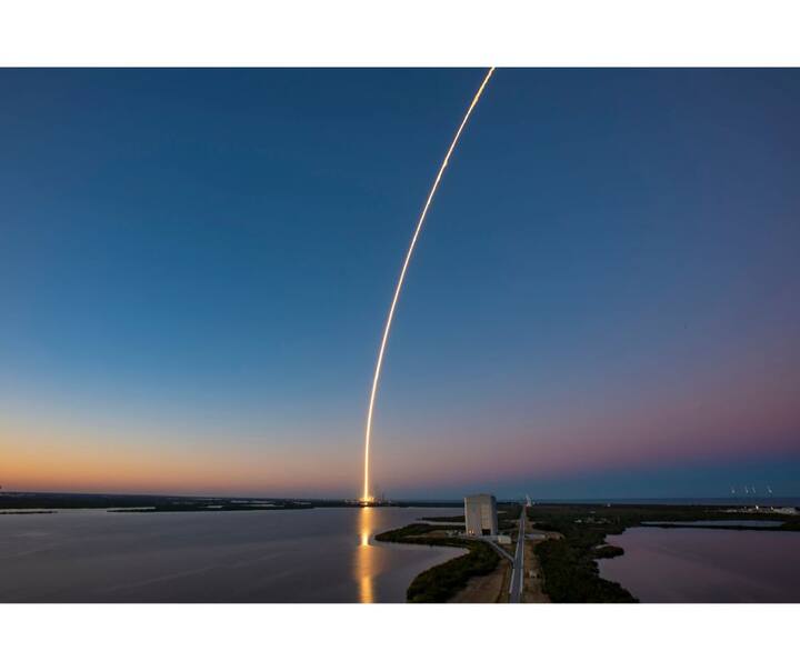 मीडिया रिपोर्टनुसार, कंटीन्यूअस ब्रॉडकास्ट ऑगमेंटिंग SATCOM 2 (CBAS-2) हे सॅटेलाईट पृथ्वीबाहेरील कक्षेत यशस्वीरित्या पाठवण्यात आलं आहे. हे सॅटेलाईट अमेरिकेच्या गुप्त यंत्रणेसाठी फार महत्त्वाचं आहे. ( PC : SpaceX/twitter )