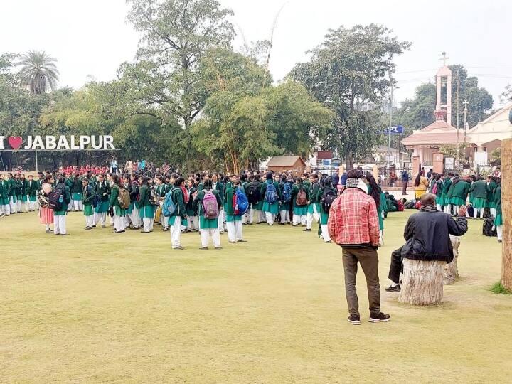 भोपाल, धार और इंदौर जिलों में ठंडा दिन रहा. साथ ही राजगढ़, रतलाम, छत्तरपुर, सागर, दतिया और ग्वालियर जिलों में शीतलहर चल रही थी. राजगढ़, छत्तरपुर, गुना, दतिया और ग्वालियर जिलों में पाला भी गिरा. वहीं न्यूनतम तापमान सागर और रीवा संभागों के जिलों में विशेष रूप से नीचे आया. उज्जैन संभाग में न्यूनतम तापमान काफी नीचे रहा. शेष संभागों के जिलों के तापमान में कोई विशेष परिवर्तन नहीं हुआ.