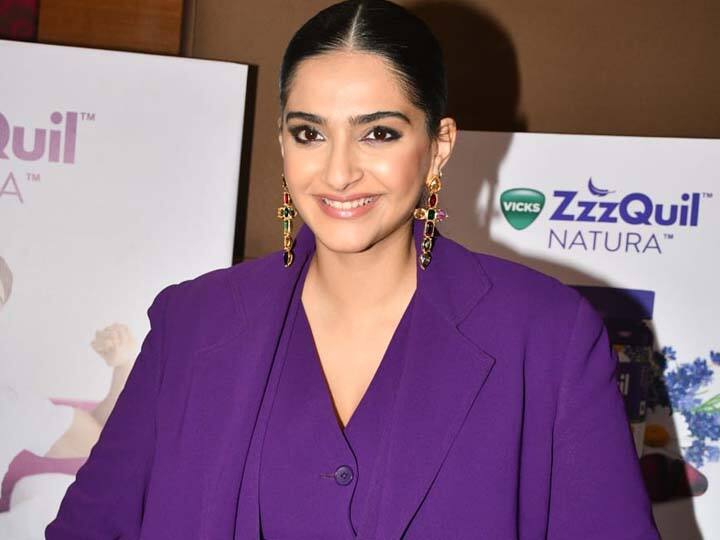 Sonam Kapoor Photos: सोनम कपूर मां बनने के बाद काम पर वापस लौट चुकी हैं. मंगलवार को वह मुंबई में एक इवेंट में शामिल हुईं. सोनम की फोटोज सामने आईं हैं, जिसमें वह स्टाइलिश नजर आ रही हैं.