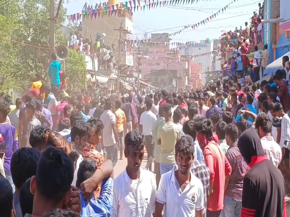 தடையை மீறி  காளைவிடும் திருவிழாவில்  20-க்கும் மேற்பட்ட  வீரர்கள் படுகாயம்