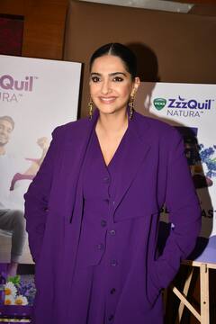 Sonam Kapoor Photos: सज-धजकर इवेंट में पहुंचीं सोनम कपूर, स्टाइलिश लुक ने खींच लिया हर किसी का ध्यान