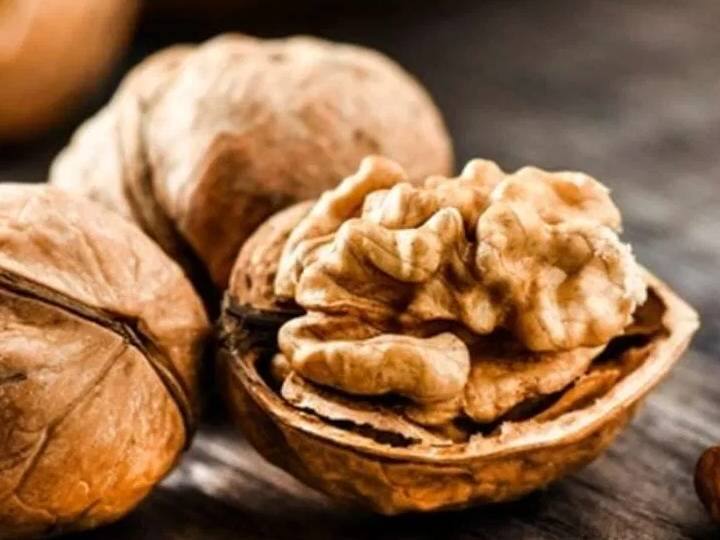 अखरोट और सौंफ के बीज मिलाएं, और तुरंत तैयार पैन में फैलाएं। एक और चर्मपत्र कागज के ऊपर, और एक मोटे आयत में मिश्रण को चपटा करने के लिए एक रोलिंग पिन का उपयोग करके.