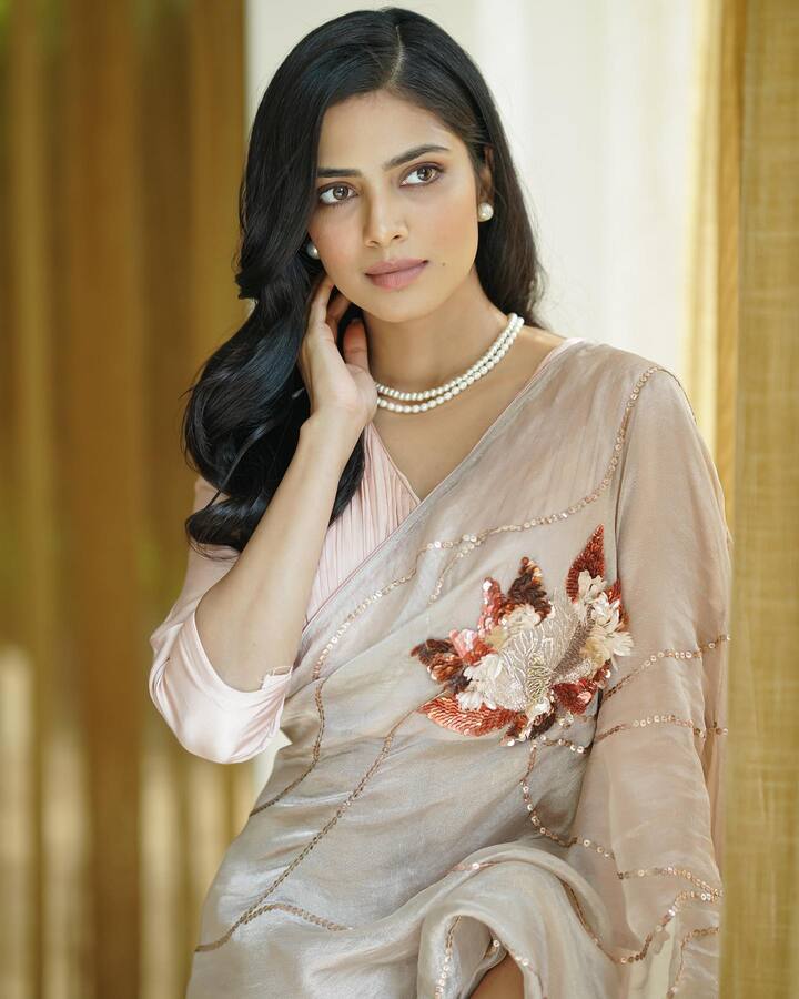 ప్రస్తుతం తెలుగు, తమిళం , హిందీ  భాషాల్లో హీరోయిన్ గా రాణిస్తోంది. Photos Credit: Malavika Mohanan/Instagram