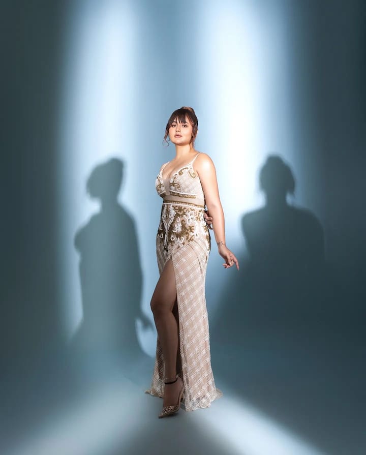 ती तिच्या फिटनेस आणि फॅशनने चाहत्यांवर अधिराज्य गाजवत आहे. (फोटो सौजन्य : imrashamidesai/इंस्टाग्राम)