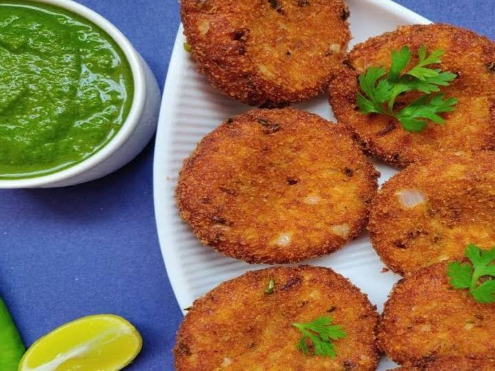 कबाब को पुदीने की चटनी या सॉस के साथ गरमा गरम परोसें.