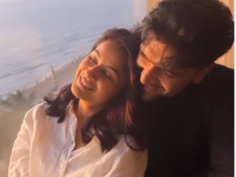 Shehnaaz Gill And Guru Randhawa Get Mushy In Latest Video, Fans Suggest 'Ab To Date Karlo Yaar' Shehnaaz Gill And Guru Randhawa Get Mushy In Latest Video, Fans Suggest 'Ab To Date Karlo Yaar'