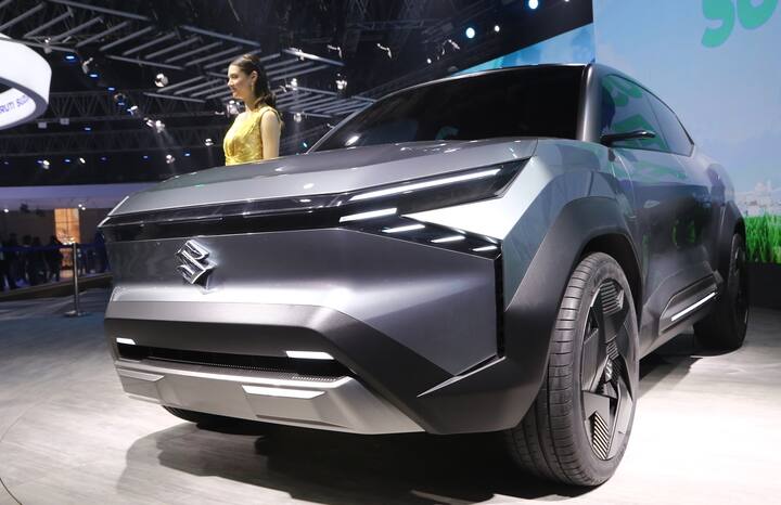 जहां तक नई कारों की बात है, तो इसमें मारुति की पहली इलेक्ट्रिक कार को भी पेश किया गया है. जो अपनी मौजूदा रेंज की कारों को ईवी में बदलने के बजाय स्क्रैच से एक बेस्पोक इलेक्ट्रिक कार विकसित करने का इरादा रखती है. टोयोटा के साथ विकसित, ईवीएक्स की रेंज 500 किमी से अधिक होगी और पोजीशनिंग के मामले में ये कार एक प्रीमियम एसयूवी होगी. जबकि इसके उच्च स्थानीयकरण के कारण इसकी कीमत काफी आकर्षक है. स्लीक लुक के साथ इसका स्टाइल भी अलग है. जबकि इसमें डुअल स्क्रीन एक साथ मर्ज मिलेंगी.