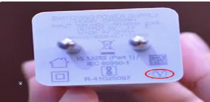 V Symbol :- ਅਸਲ ਵਿੱਚ ਇਹ ਅੰਗਰੇਜ਼ੀ ਦਾ V ਨਹੀਂ ਸਗੋਂ ਰੋਮਨ ਵਿੱਚ ਪੰਜ ਲਿਖਿਆ ਗਿਆ ਹੈ। ਇਹ ਚਿੰਨ੍ਹ ਤੁਹਾਡੇ ਫ਼ੋਨ ਦੇ ਚਾਰਜਰ ਦੀ ਪਾਵਰ ਸਮਰੱਥਾ ਨੂੰ ਦਰਸਾਉਂਦਾ ਹੈ। ਜਿਸ ਤੋਂ ਪਤਾ ਚੱਲਦਾ ਹੈ ਕਿ ਚਾਰਜਰ ਪੰਜ ਮਾਪਦੰਡਾਂ ਨੂੰ ਪੂਰਾ ਕਰਦਾ ਹੈ। ਭਾਰਤ ਵਿੱਚ ਪਾਏ ਜਾਣ ਵਾਲੇ ਚਾਰਜਰਾਂ ਉੱਤੇ ਉਨ੍ਹਾਂ ਦੀ ਸਮਰੱਥਾ ਅਨੁਸਾਰ ਵੱਖ-ਵੱਖ ਨੰਬਰ ਲਿਖੇ ਹੁੰਦੇ ਹਨ।