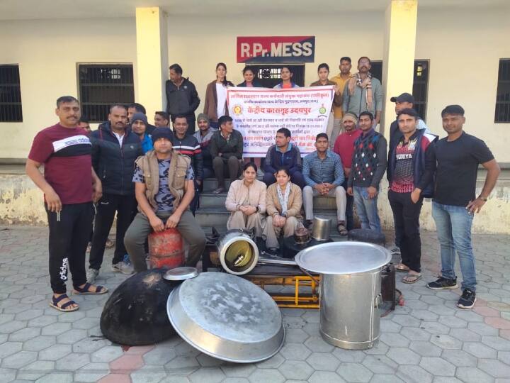 Rajasthan: राजस्थान के जेलों में ड्यूटी के साथ आंदोलन कर रहे प्रहरी, सरकार को दिखाया आईना jail guards hunger strike with duty in Udaipur Central Jail of Rajasthan for their demand ANN Rajasthan: राजस्थान के जेलों में ड्यूटी के साथ आंदोलन कर रहे प्रहरी, सरकार को दिखाया आईना