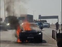 गाजियाबाद में एक्सप्रेस-वे पर मर्सिडीज कार में लगी भयानक आग, बाहर निकल कर बचाई जान